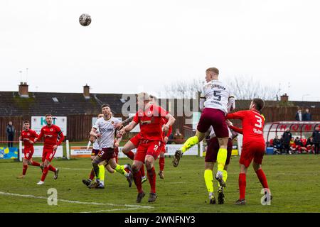 Bonnyrigg, Schottland. März 2024. Nicky Jamieson (5 – Stenhousemuir) führt in der ersten Halbzeit den Torwart an Stockfoto