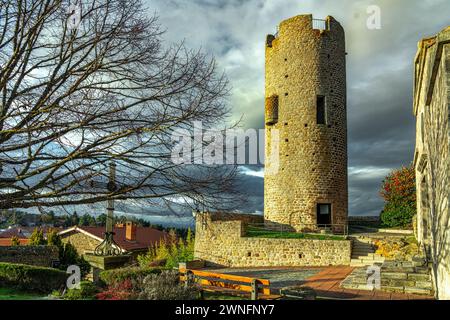 Der mittelalterliche Turm der Chambles, erbaut im 11. Jahrhundert und 18 Meter hoch. Chambles, Departement Loire, Frankreich Stockfoto