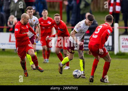 Bonnyrigg, Schottland. März 2024. Matty Aitken (9 – Stenhousemuir) arbeitet den Ball aus Under His feet Credit: Raymond Davies / Alamy Live News Stockfoto