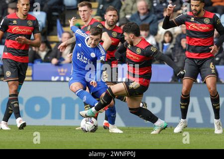 Der Queen Park Rangers Ilias Chair wird am Samstag, den 2. März 2024, von Harry Winks aus Leicester City während der ersten Hälfte des Sky Bet Championship-Spiels zwischen Leicester City und Queens Park Rangers im King Power Stadium in Leicester herausgefordert. (Foto: John Cripps | MI News) Credit: MI News & Sport /Alamy Live News Stockfoto