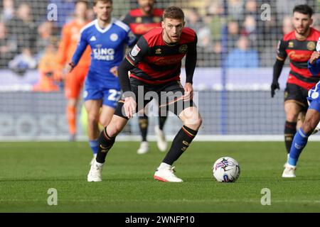 Queens Park Rangers Sam Field während der ersten Hälfte des Sky Bet Championship-Spiels zwischen Leicester City und Queens Park Rangers im King Power Stadium, Leicester am Samstag, den 2. März 2024. (Foto: John Cripps | MI News) Credit: MI News & Sport /Alamy Live News Stockfoto