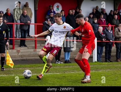 Bonnyrigg, Schottland. März 2024. James Berry (8 – Stenhousemuir) hält den Ball in der Ecke hoch. Credit: Raymond Davies / Alamy Live News Stockfoto