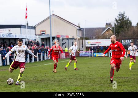 Bonnyrigg, Schottland. März 2024. Ross Meechan (2 - Stenhousemuir) macht ein Kreuz Credit: Raymond Davies / Alamy Live News Stockfoto