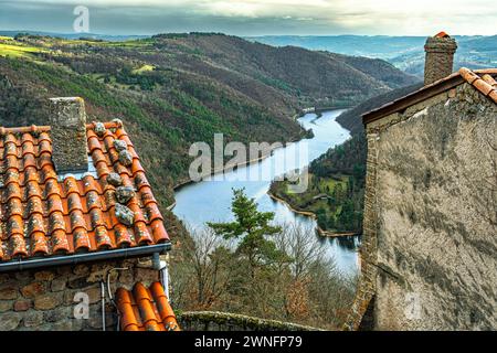 Schluchten de la Loire aus dem mittelalterlichen Dorf Chambles. Chambles, Departement Loire, Region Auvergne-Rhône-Alpes, Frankreich, Europa Stockfoto