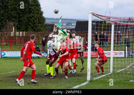 Bonnyrigg, Schottland. März 2024. Das Kreuz führte zu Matty Aitken (9 - Stenhousemuir), der auf 82 Minuten Credit: Raymond Davies / Alamy Live News erzielte Stockfoto