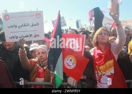 Kasbah, Tunis, Tunesien. März 2024. Der Generalsekretär der UGTT, Noureddine Taboubi, sprach während der Demonstration, die in Kasbah vor dem Regierungssitz in Anwesenheit Tausender seiner Unterstützer und Journalisten aus der lokalen und ausländischen Presse stattfand, von gewerkschaftsrechten, wirtschaftliche und soziale Rechte, solange die bürgerlichen und individuellen Rechte nicht gewährleistet sind. (Kreditbild: © Chokri Mahjoub/ZUMA Press Wire) NUR REDAKTIONELLE VERWENDUNG! Nicht für kommerzielle ZWECKE! Stockfoto