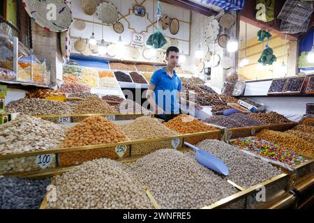 Marrakesch, Morroco - 28. Mai 2019: Getreidestand auf dem Platz Jamaa el Fna (auch Jemaa el-Fnaa, Djema el-Fna oder Djemaa el-Fnaa) in Marrakesch, Morroco Stockfoto