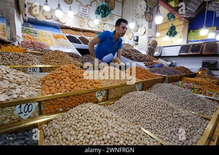 Marrakesch, Morroco - 28. Mai 2019: Getreidestand auf dem Platz Jamaa el Fna (auch Jemaa el-Fnaa, Djema el-Fna oder Djemaa el-Fnaa) in Marrakesch, Morroco Stockfoto