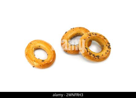 Bagels mit Mohnsamen auf weißem Hintergrund. Bagel mit Mohnsamen isoliert. Stockfoto