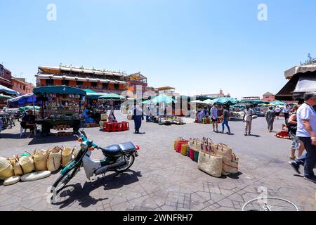 Marrakesch, Morroco - 28. Mai 2019 - Straßenverkäufer und Touristen auf dem traditionellen Platz Jamaa el Fna (auch Jemaa el-Fnaa, Djema el-Fna oder Djemaa el-Fnaa) Stockfoto