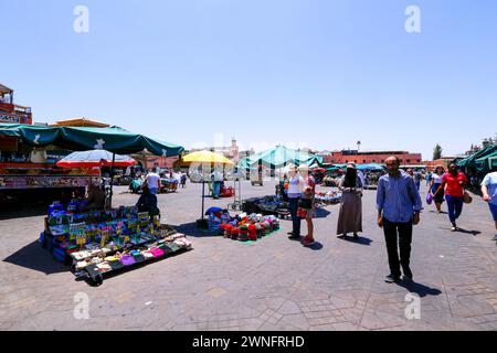 Marrakesch, Morroco - 28. Mai 2019 - Straßenverkäufer und Touristen auf dem traditionellen Platz Jamaa el Fna (auch Jemaa el-Fnaa, Djema el-Fna oder Djemaa el-Fnaa) Stockfoto