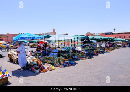 Marrakesch, Morroco - 28. Mai 2019 - Straßenverkäufer auf dem traditionellen Platz Jamaa el Fna (auch Jemaa el-Fnaa, Djema el-Fna oder Djemaa el-Fnaa) in Marrake Stockfoto