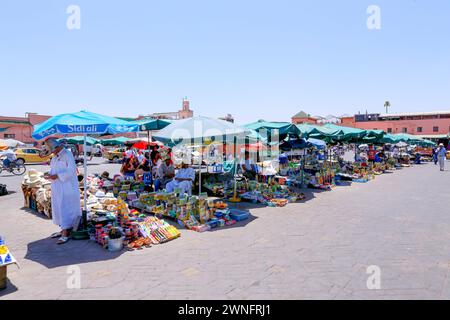 Marrakesch, Morroco - 28. Mai 2019 - Straßenverkäufer auf dem traditionellen Platz Jamaa el Fna (auch Jemaa el-Fnaa, Djema el-Fna oder Djemaa el-Fnaa) in Marrak Stockfoto