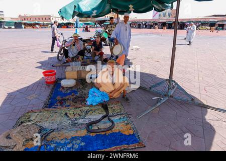 Marrakesch, Marokko - 28. Mai 2019 - Schlangenbeschwörer auf dem Platz Jemaa el-Fnaa in Marrakesch, Morroco Stockfoto