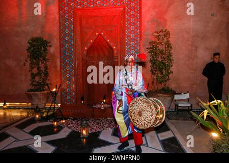 Marrakesch, Morroco - 28. Mai 2019 - traditionell gekleidete Musiker spielen abends Schlagzeug Stockfoto