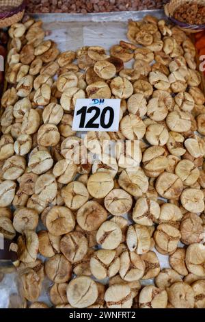 Street Food Stände mit trockenen Feigen in Marrakesch, Marokko Jema El Fna Marktplatz. Stockfoto