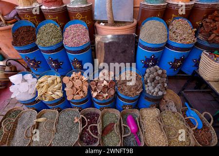 Bunte Gewürze und Kräuter werden auf dem Jeema el Fna Platz in Marrakesch verkauft. Marokko. Street stal am traditionellen marokkanischen Markt. Stockfoto