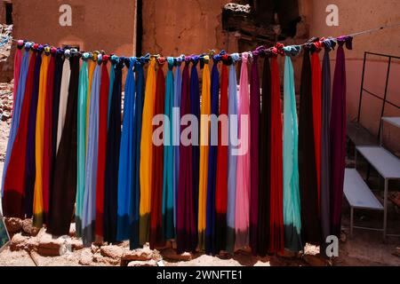 Bunte Tücher, die in der Sonne trocknen, nachdem sie in der Kasbah von Marrakesch, Marokko, gefärbt wurden Stockfoto