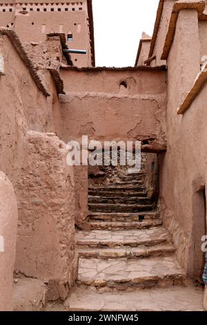 Befestigte Stadt (Ksar) mit Schlammhäusern in der Kasbah Ait Ben Haddou bei Ouarzazate im Atlasgebirge von Marokko. Seit dem UNESCO-Weltkulturerbe Stockfoto