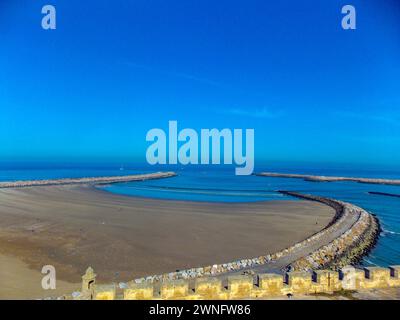 Eine Festung vor dem Meer an der marokkanischen Küste von Essaouira Stockfoto