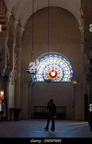 Moschee/Kathedrale von Cordoba an einer Wand des riesigen Gebetssaals befindet sich ein großes kreisförmiges Buntglasfenster an der Moschee-Kathedrale von Cordoba in Andal Stockfoto