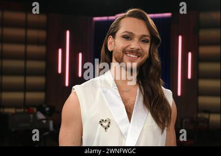 Köln, Deutschland. März 2024. Entertainer Riccardo Simonetti als Gast in der WDR Talkshow Kölner Treff Credit: Horst Galuschka/dpa/Horst Galuschka dpa/Alamy Live News Stockfoto