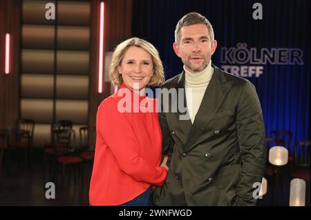 Köln, Deutschland. März 2024. Das Team der Moderatoren Susan Link und Micky Beisenherz der WDR Talkshow Kölner Treff Credit: Horst Galuschka/dpa/Horst Galuschka dpa/Alamy Live News Stockfoto