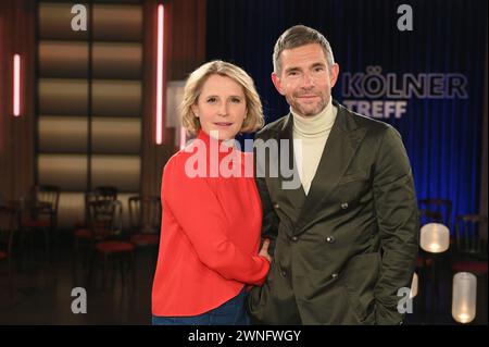 Köln, Deutschland. März 2024. Das Team der Moderatoren Susan Link und Micky Beisenherz der WDR Talkshow Kölner Treff Credit: Horst Galuschka/dpa/Horst Galuschka dpa/Alamy Live News Stockfoto