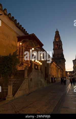 In der Abenddämmerung befindet sich der Silhouette Glockenturm, Teil der Moschee/Kathedrale in Cordoba in Andalusien, Südspanien. Der Glockenturm an der Stelle des ersteren Stockfoto