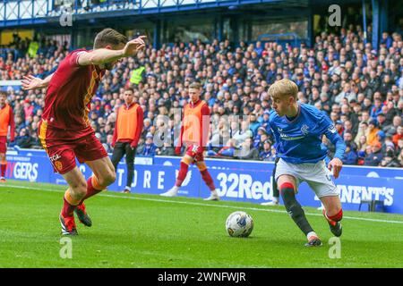 Glasgow, Großbritannien. März 2024. Rangers FC spielt Motherwell FC im Ibrox Stadium in Glasgow, Schottland, Großbritannien in einem Spiel der schottischen Premiership. Die Rangers sind derzeit 2 Punkte von ihrem nächsten Konkurrenten, Celtic, entfernt, sodass ein Sieg für sie von entscheidender Bedeutung ist, um ihre Position in der Liga zu halten. Motherwell ist der 8. Platz in der Liga. Quelle: Findlay/Alamy Live News Stockfoto