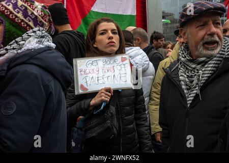 Mailand, Italien - 24. Februar 2024: Propalästinensische protestmarsch und Kundgebung in Mailand. Tausende von Menschen marschieren in Solidarität mit Palästina und der anti-israelischen Besatzung Stockfoto