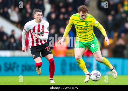 Sunderlands Dan Neil kämpft um den Ball gegen Josh Sargent aus Norwich City während des Sky Bet Championship Matches in Carrow Road, Norwich. Bilddatum: Samstag, 2. März 2024. Stockfoto