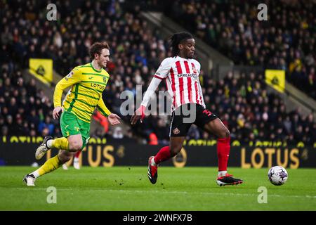 Norwich City's Josh Sargent kämpft um den Ball gegen Sunderlands Pierre Ekwah während des Sky Bet Championship Matches in der Carrow Road, Norwich. Bilddatum: Samstag, 2. März 2024. Stockfoto