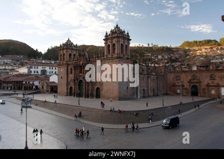 Cuzco, Peru - 13. juli 2008 - Menschen auf der Plaza de Armas vor der Kathedrale Basilika der Mariä Himmelfahrt, auch bekannt als Cusco Cat Stockfoto