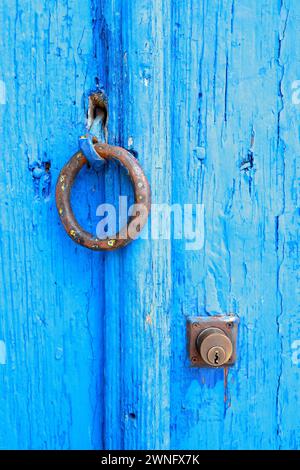 Hell blau Holztür mit runden Griffen Stockfoto