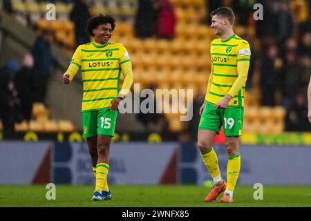 Sam McCallum von Norwich City (links) und Jacob Lungi Sorensen von Norwich City (rechts) reagieren nach dem letzten Pfeifen während des Sky Bet Championship-Spiels in Carrow Road, Norwich. Bilddatum: Samstag, 2. März 2024. Stockfoto