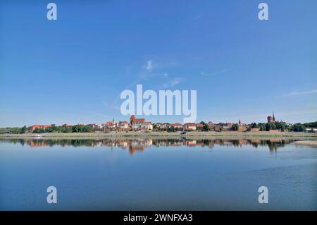 Panorama von Toruń von der Weichsel Stockfoto