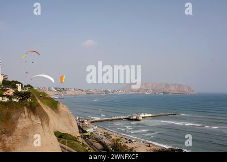 Lima, Peru - 08. juli 2008 - Gleitschirmfliegen im Bezirk Miraflores, Lima, Peru. Touristen fliegen über die Küste in der Nähe von Miraflores Pier Stockfoto