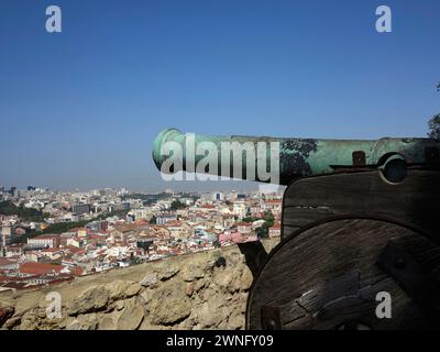 Alte Kanone am Schloss Saint George und Blick auf das Alfama-Viertel in der Innenstadt von Lissabon Stockfoto
