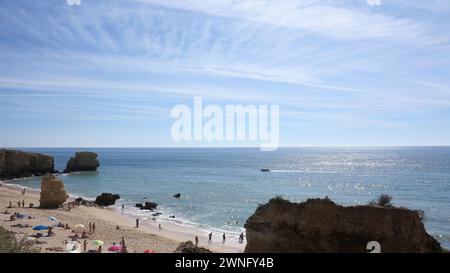 Albufeira, Algarve, Portugal - 07. oktober 2012 - Menschen am Falesias Strand von Albufeira, Algarve, Portugal Stockfoto