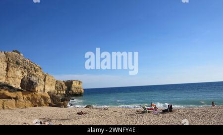 Albufeira, Algarve, Portugal - 07. oktober 2012 - Menschen am Falesias Strand von Albufeira, Algarve, Portugal Stockfoto