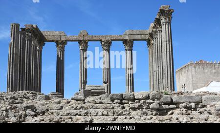 Der römische Tempel von Evora, auch Templo de Diana genannt, ist ein alter Tempel in der portugiesischen Stadt Evora Stockfoto