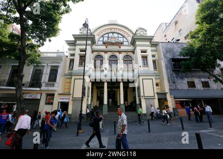 Caracas, Venezuela - 6. Mai 2014 - Menschen laufen auf den zentralen Straßen von Caracas, Venezuela Stockfoto