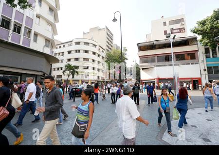 Caracas, Venezuela - 6. Mai 2014 - Menschen laufen auf den zentralen Straßen von Caracas, Venezuela Stockfoto