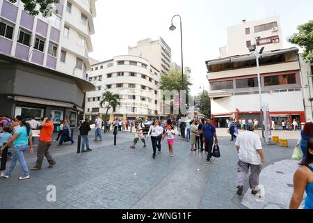 Caracas, Venezuela - 6. Mai 2014 - Menschen laufen auf den zentralen Straßen von Caracas, Venezuela Stockfoto