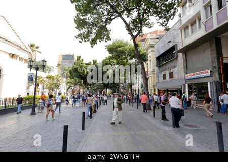Caracas, Venezuela - 6. Mai 2014 - Menschen laufen auf den zentralen Straßen von Caracas, Venezuela Stockfoto