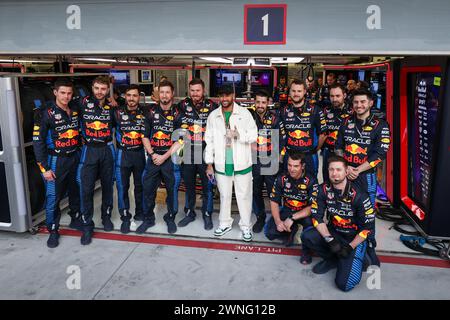 NEYMAR da Silva Santos Júnior, Fußballspieler, Porträt mit dem Red Bull Racing Team während des Formel 1 Gulf Air Bahrain Grand Prix 2024, 1. Runde der FIA Formel-1-Weltmeisterschaft 2024 vom 29. Februar bis 2. März 2024 auf dem Bahrain International Circuit in Sakhir, Bahrain - Foto Antonin Vincent / DPPI Stockfoto