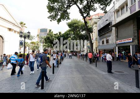 Caracas, Venezuela - 6. Mai 2014 - Menschen laufen auf den zentralen Straßen von Caracas, Venezuela Stockfoto