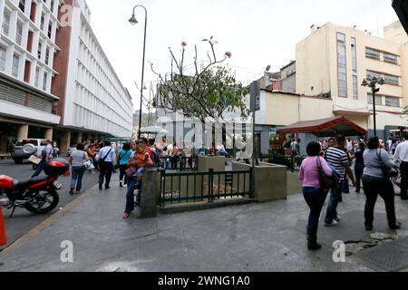 Caracas, Venezuela - 6. Mai 2014 - Menschen laufen auf den zentralen Straßen von Caracas, Venezuela Stockfoto