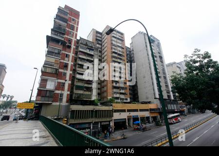 Caracas, Venezuela - 08. Mai 2014 - Blick auf die Innenstadt mit Menschen zu Fuß und Wohngebäude Stockfoto